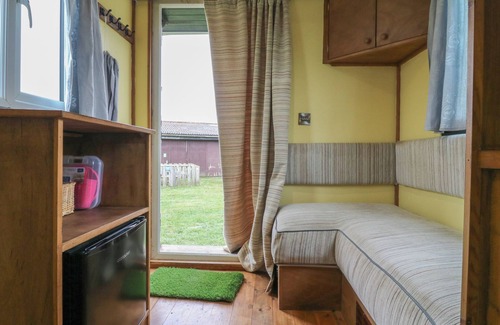 Woodbridge Cottage | BETSY (COW SHED 2), pet friendly, with a garden in Campsea Ashe