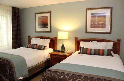 Vancouver Hotel | Better Choice for your Vacation! 2 Posh Units, Free Breakfast, Outdoor Pool!