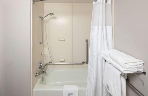 Orchard District Hotel | Better Choice For Your Vacation! Accessible Unit! Near Pine Nursery Park!