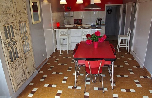 Collonge-la-Madeleine Cottage | Between Morvan and vineyards family home with private pond