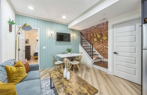 North Philadelphia West Apartment | Bi-Level 2/2 w/Rooftop | Sleeps 12 | 10 min to DT