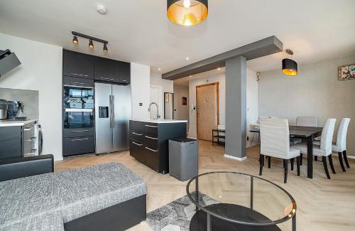 Zizkov Apartment | Big 4-bedroom flat, terrace with great Vítkov view