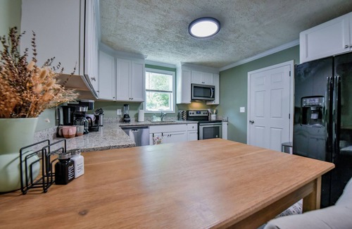 Tuscaloosa House | Big Al's Bungalow - Hot Tub! Book now for Football Season!