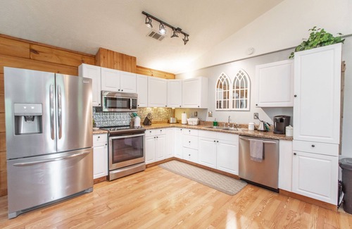 Mount Juliet Cabin | Big and Cozy Cabin Near Nashville, on 4 acres with King Bed & Pool