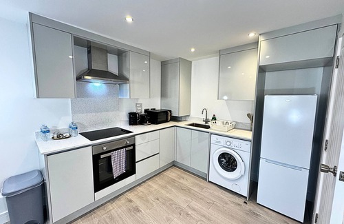 Ashford Apartment | Big and Stylish. Flat , EV Charge possible, 5 minute drive to Heathrow airport