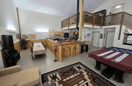 Navasota Cabin | Big Beautiful Cabin amongst Towering Pines