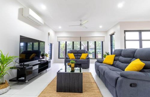 Muirhead House | Big & Breezy House Mins To Beach, Hospital & Uni