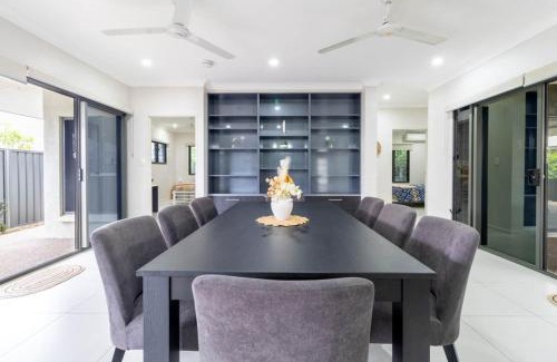 Muirhead House | Big & Breezy House Mins To Beach, Hospital & Uni