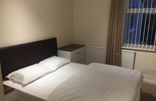 Aylestone House | Big Bright Room in Leicester
