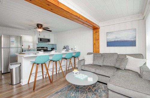 Crescent Beach House | Big dog friendly*Outdr Shower*1 blk to beach