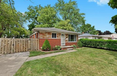 Dearborn Heights House | Big Fenced Backyard Sleeps 8