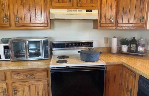 Summit Station Cabin | Big Log Cabin 3 miles Denison & Granville. Farm views.
