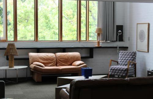 Narrabundah Apartment | Big Modern Loft Apt - Central - 7 Beds, 9 Guests - Workers, Families, Groups, Teams
