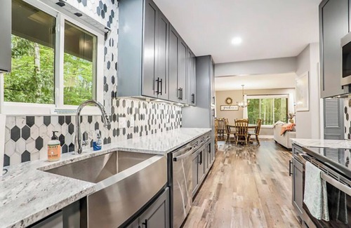 Canadian Lakes House | Big Red! Modern clubhouse with Hot Tub! Walking distance to Castle - 4 bedrooms