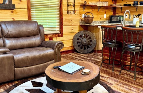 Strunk Cabin | ๐๐ข๐ ๐๐จ๐ฎ๐ญ๐ก ๐
๐จ๐ซ๐ค Retreat! Excellent Location Private WIFI~ All NEW ๐๐ซ๐๐ ๐๐จ๐ฉ ๐๐จ๐๐ ๐!