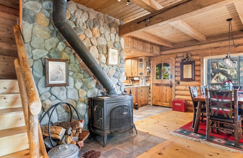 Fawnskin House | Big Tree Lodge | Cozy Cabin w/Firepit, Piano Bar & Deck