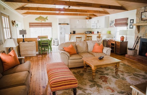 Steele Creek Cottage | Big water, wide view, amazing sunsets. RATES REDUCED for fall & winter getaways.