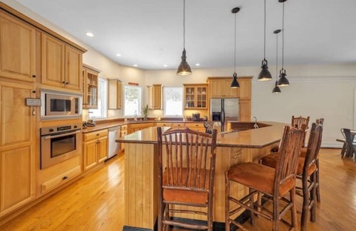 New London House | BigBear Lodge: Mt. Sunapee/Hot tub/Firepit
