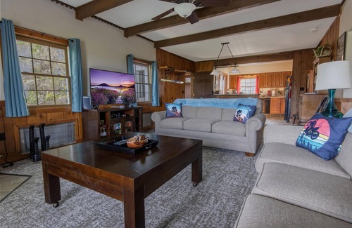 Snowshoe House | "Bigfoot Bungalow" oasis - Dogs welcome and right next to the bike trails!