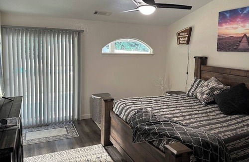 Shasta Lake House | Bigfoot house-10 min from the Lake with sparkling pool and all new furnishings.