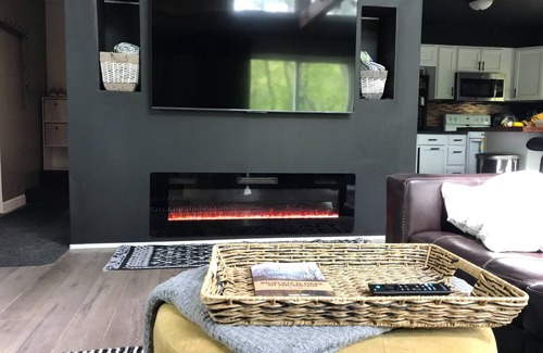 Farwell House | Bigfoot Retreat -Atv trails- Outdoor shower- Secret Game Room