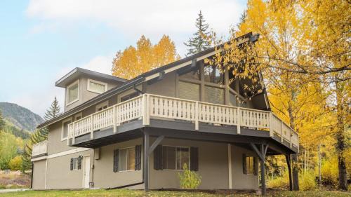 Vail House | Bighorn by AvantStay Spacious Ski Cabin w Sprawling Porch Views Hot Tub