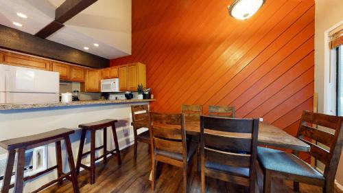 Majestic Pines Apartment | Bigwood #63 condo