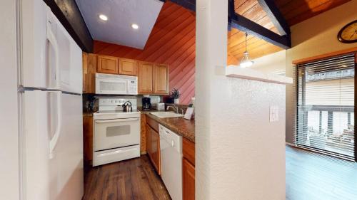 Majestic Pines Apartment | Bigwood #63 condo
