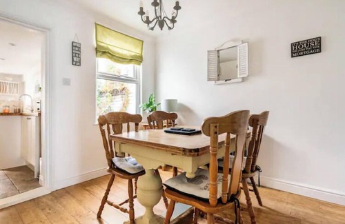 Deal House | Bijou Cottage (Close to beach, train station & town)
