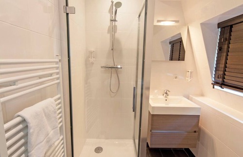 Beekbergen-West Hotel | Bike-Friendly Stay with Outdoor Access to Veluwe Parks! Free Parking, Dining!