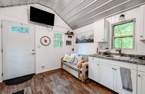 Bella Vista Cabin | Biker's Haven: Cozy Tiny Home w/Outdoor Lounge
