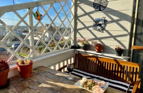 Smithton Villa | Bilbos Cottage at Little Bird