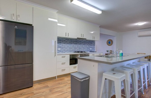 Exmouth House | Billfish - Close to town and across from bushland