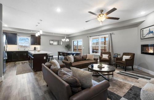 Branson Cabin | Billiards, Arcades, Peaceful Oasis, 400 of Daily Attraction Tickets!