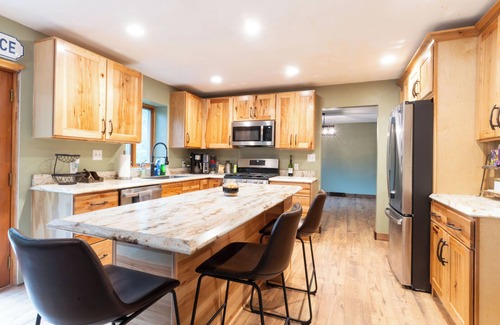 Treasure Lake House | Bimini Lakeside Retreat sleeps 14 with amenities galore! Hot Tub/Fire pit/Kayaks