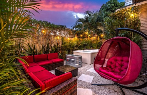 Mango Groves Cottage | Bio-Hackers! Beach 1 Mile, Cold Plunge, Sauna, Hot Tub, Xbox, Walk to Downtown!