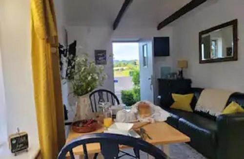 Harrietsham House | Birch Cottage with private wood fire hot tub
