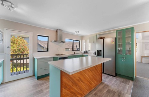 Acacia Bay House | Bird Songs and lake views with wifi