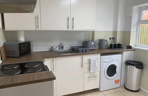 Rednal House | Birmingham - 4BR - Sleeps 9 - Parking - Garden