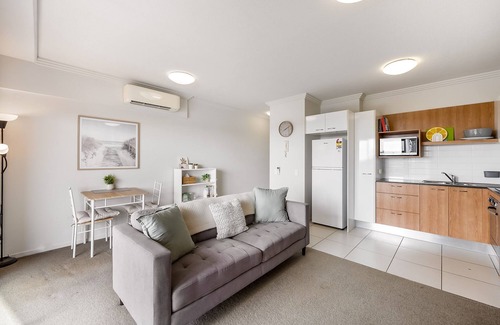 Birtinya Apartment | Birtinya 1-Bed with Canal Views and Pool