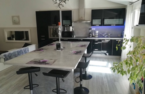 Alignan-du-Vent Apartment | Black and White