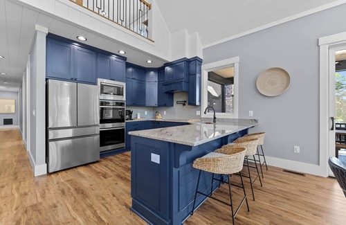 Lake Norman of Catawba House | Black Bear & Blue Heron by AvantStay | 2 Lakefront Homes, Sleeps 43, Pools