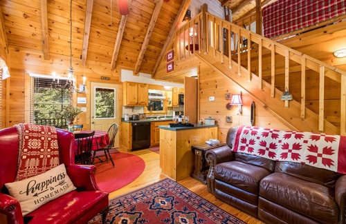 Clarkesville Cabin | Black Bear Bungalow - Lovely Chalet in the Woods