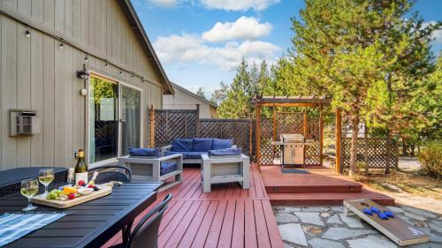 Oregon Water Wonderland House | Black Bear Cabin by AvantStay Modern Bend Escape Mt. Bachelor Ski Cabin