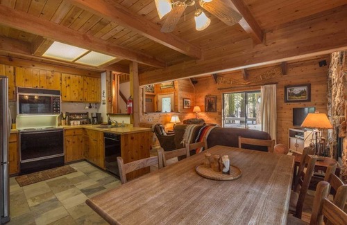 Tahoe Pines House | Black Bear Cabin in Homewood - walk to lake
