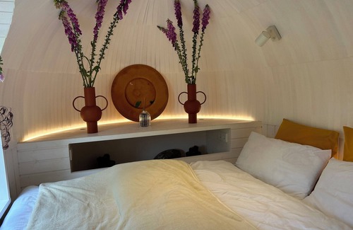 Auvillars Cabin | Black cabin between stud farm and forest, 20 minutes from Deauville