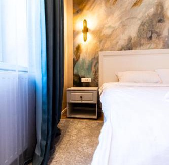 Centrul Vechi Apartment | Black Gate - Quiet Studio in the Heart of Old Town with Free Private Secured Parking