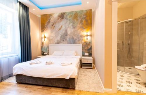 Centrul Vechi Apartment | Black Gate - Quiet Studio in the Heart of Old Town with Free Private Secured Parking