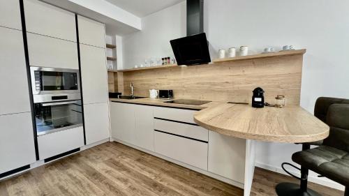 Banska Bystrica Apartment | Black Lotus III l 24hr Self Check-in l City centre l Free parking