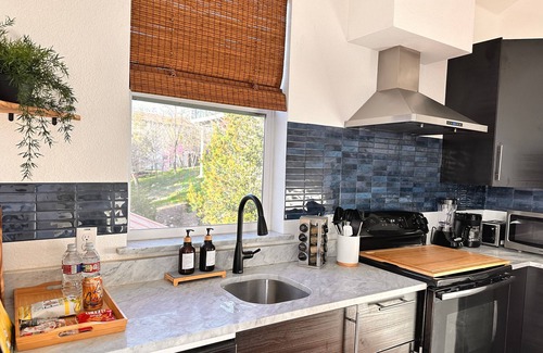 Marshall Ford Condo | Black Pearl! Near Lake Travis Safe Hood, Large Entertainment area